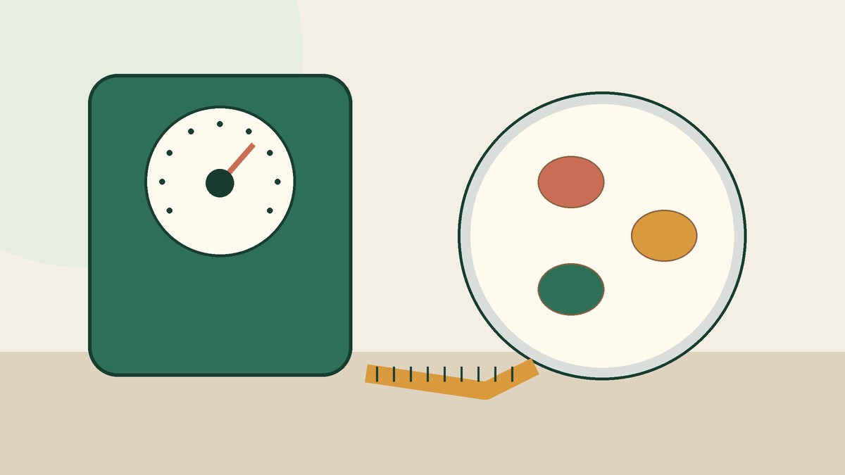 वज़न की machine, measuring tape और संतुलित भारतीय meal
